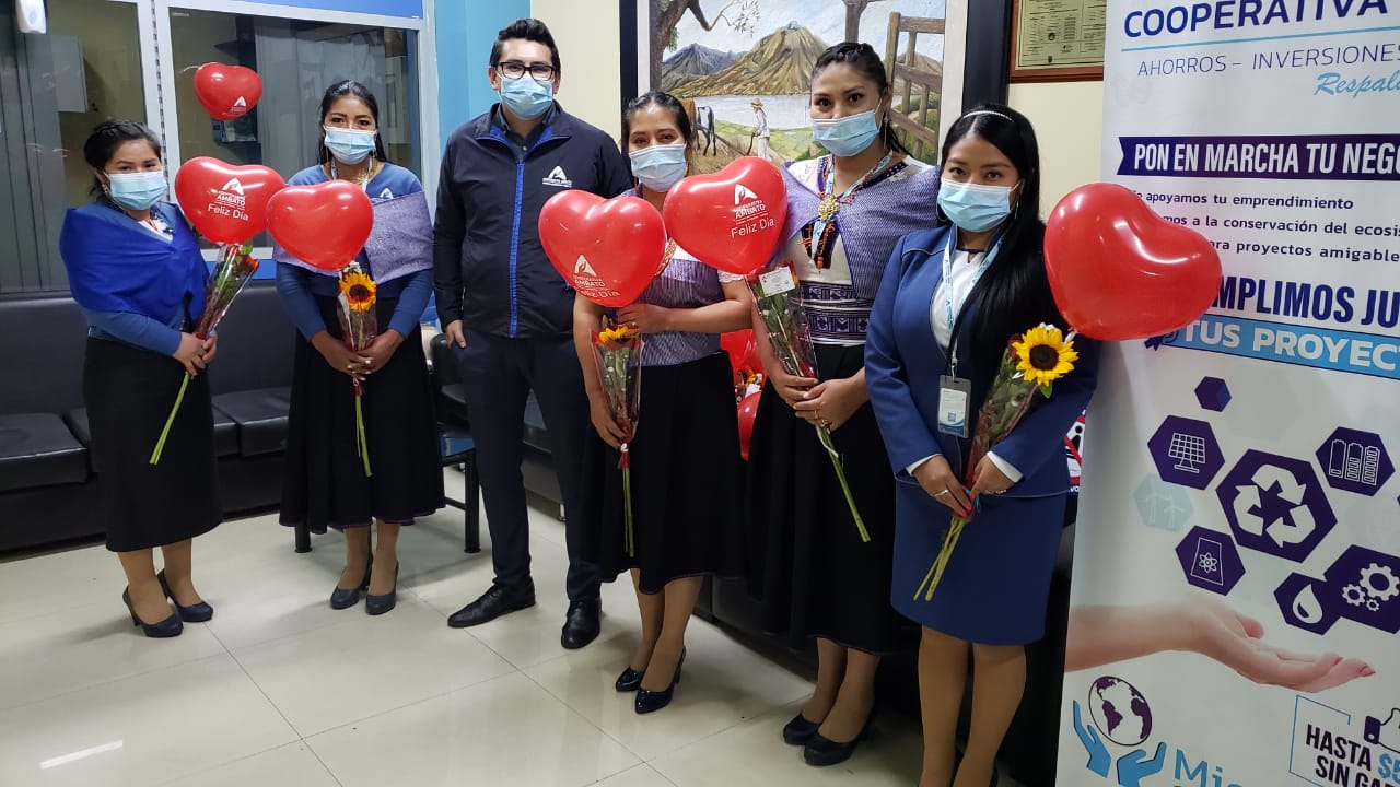 La Familia Cooperativa Ambato festejó el Día de la Mujer